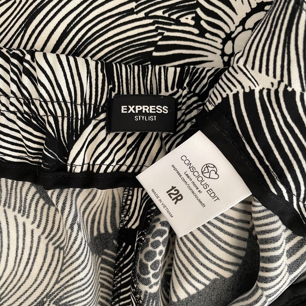 Express Monochrome Floral Pattern Pants - Picture 8 of 9